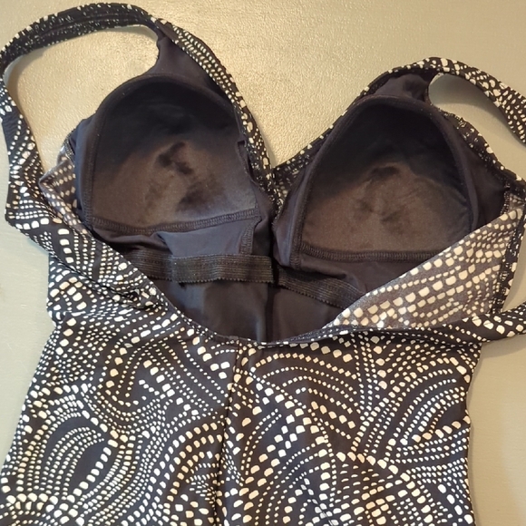 Miraclesuit Black‎ and White One Piece Swimsuit - Picture 5 of 7